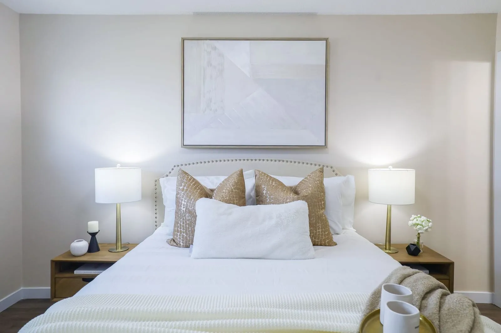 Chambre avec lit double et tables de chevet