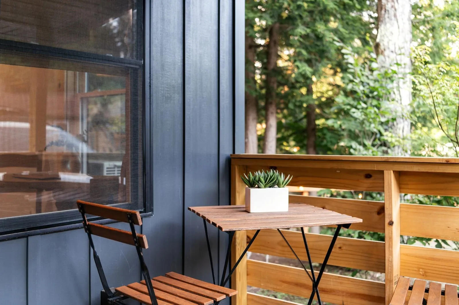 Balcon avec table et vue sur la végétation