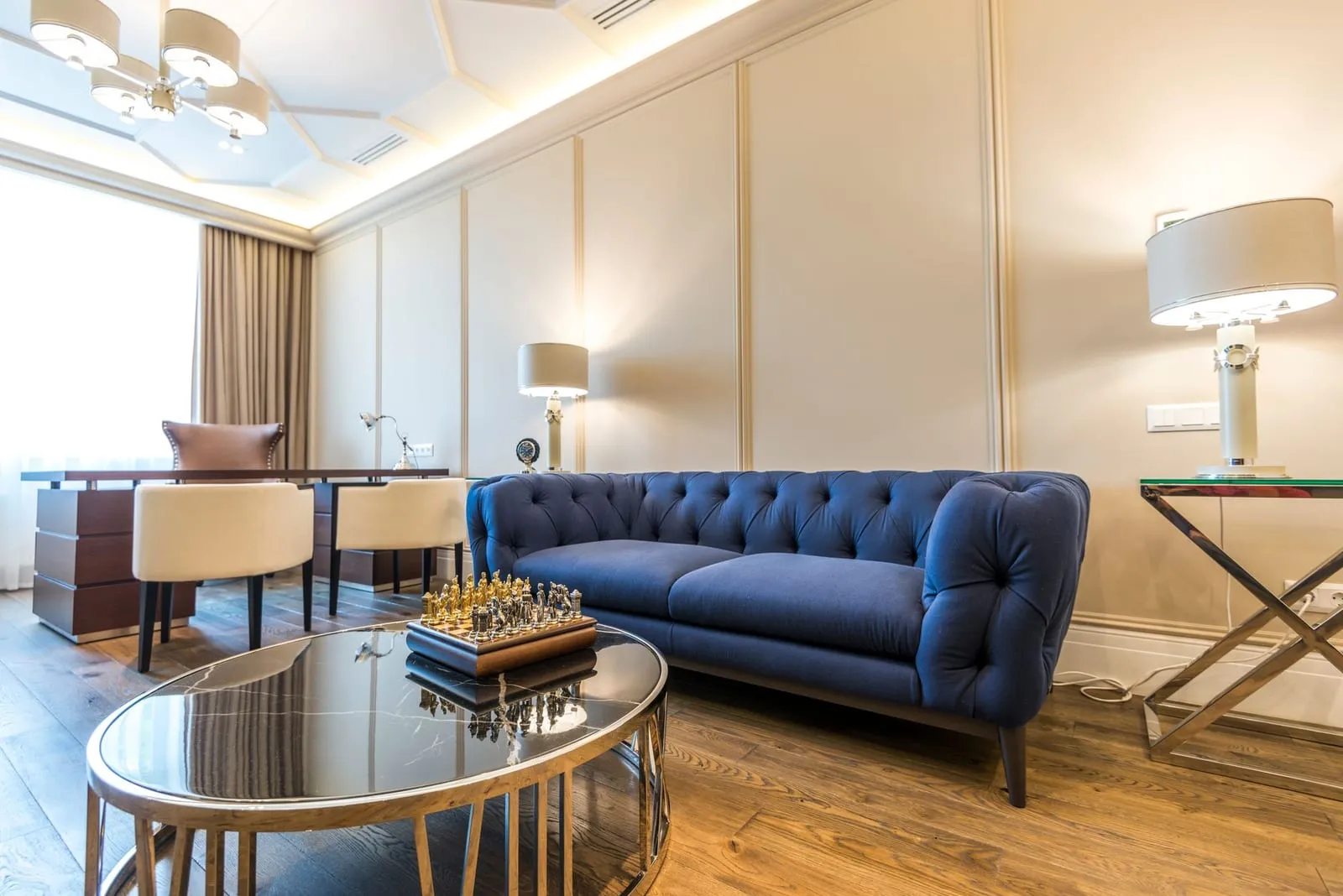 Séjour avec canapé chesterfield et parquet