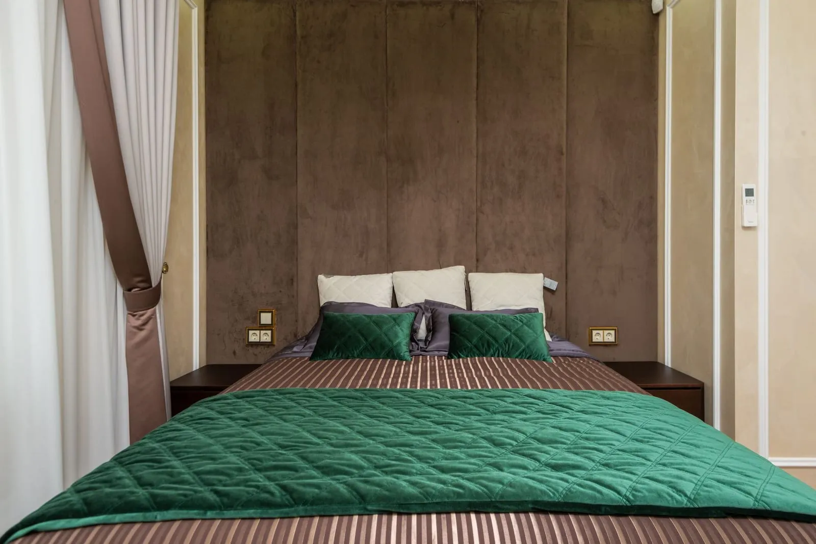 Chambre avec parquet et boiseries