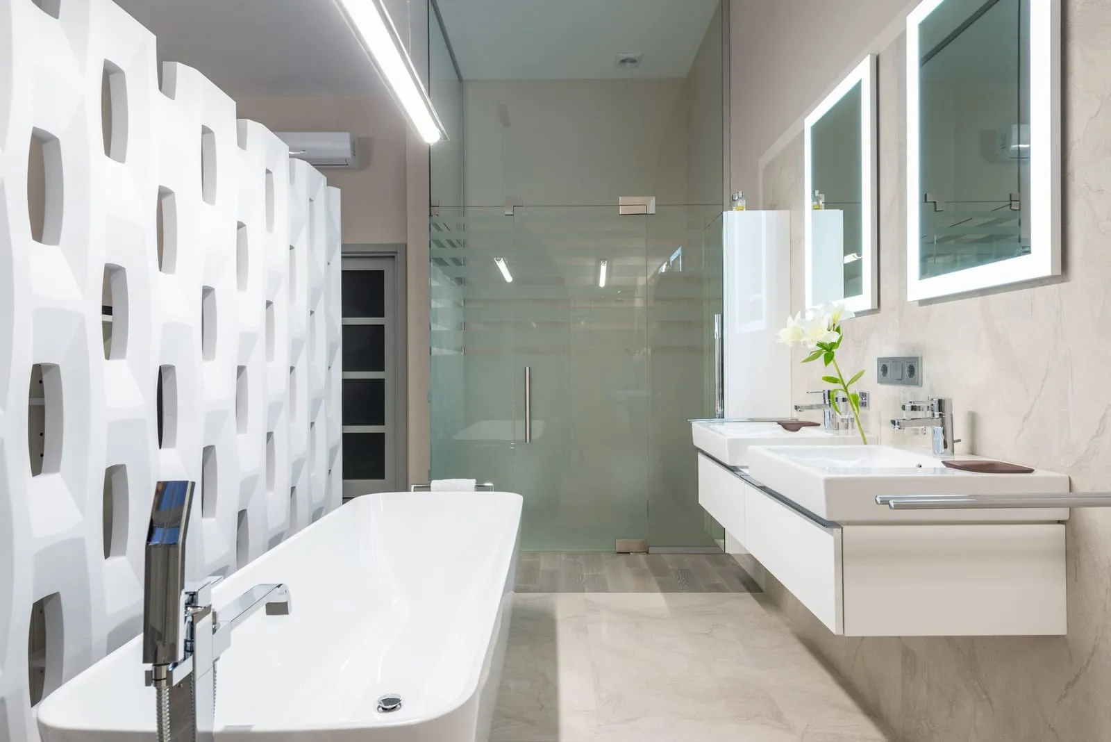 Salle de bains avec baignoire et douche séparée