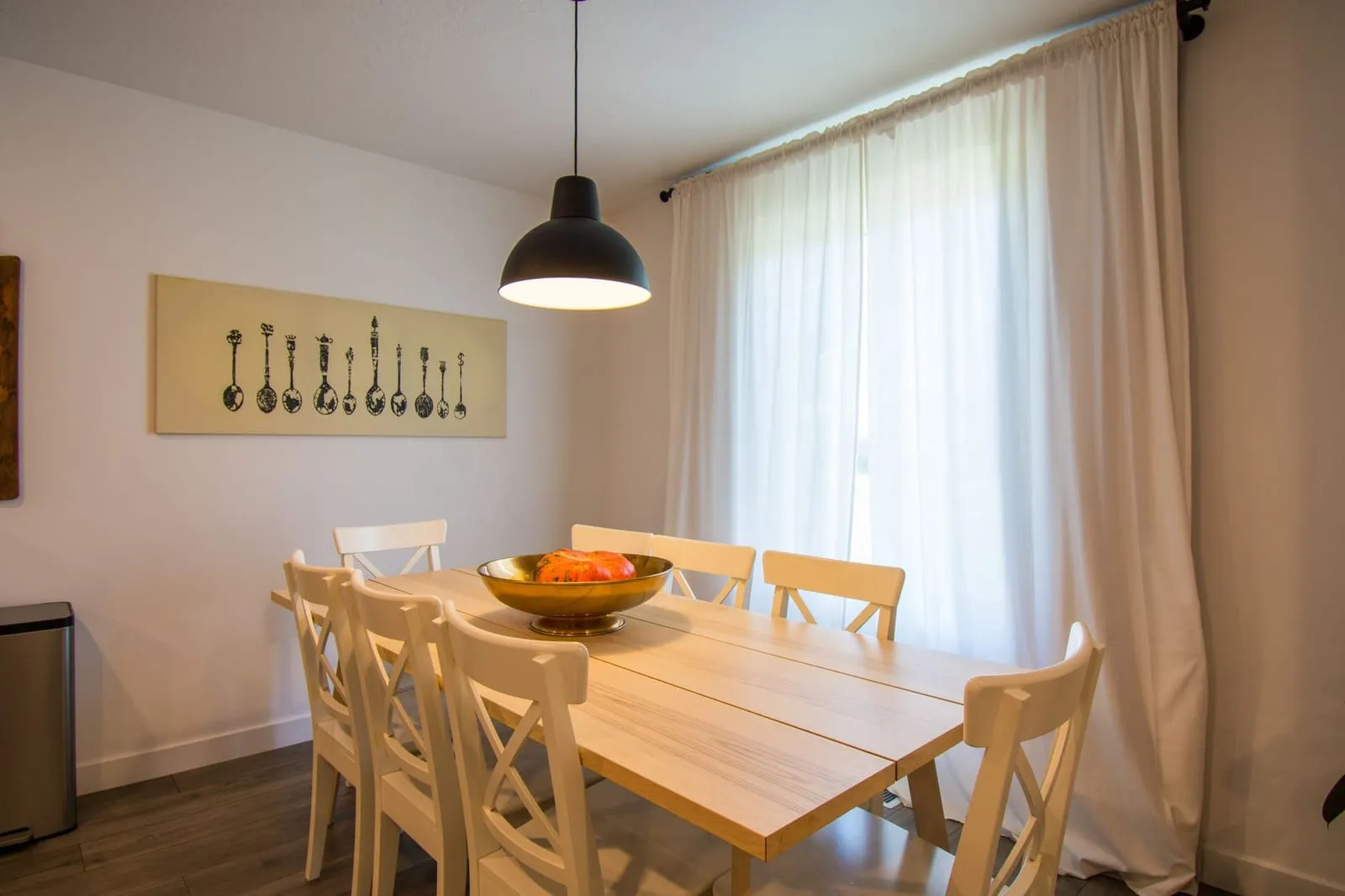 Salle à manger ouverte avec table en bois
