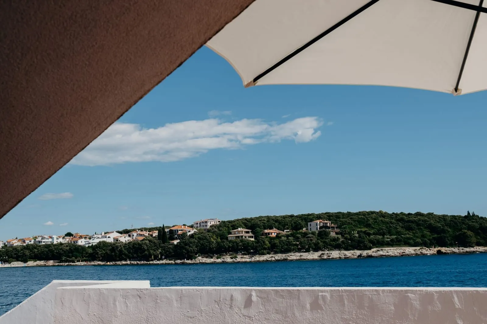 Vue sur la mer et la côte depuis la terrasse