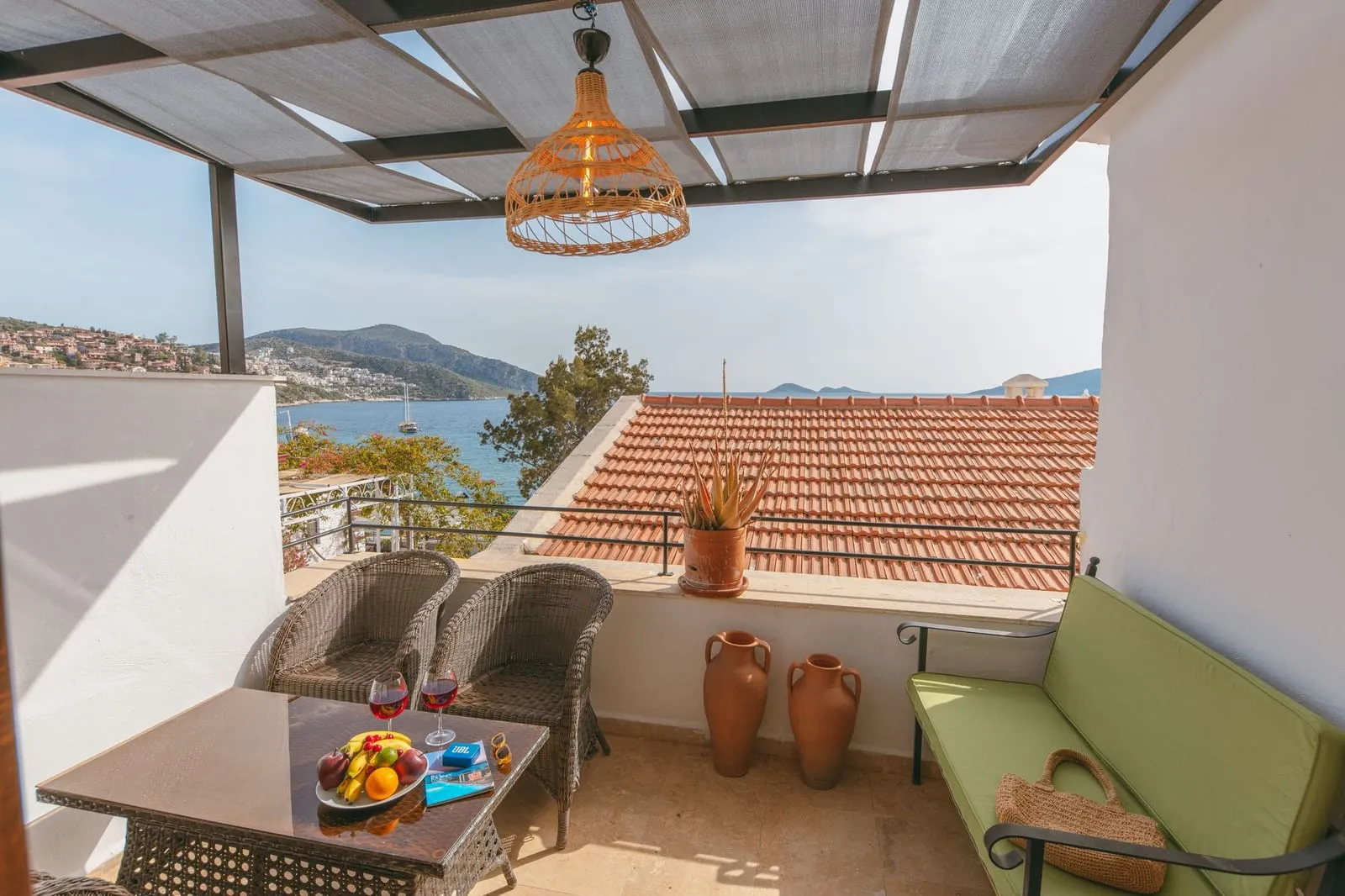 Balcon couvert donnant sur la mer