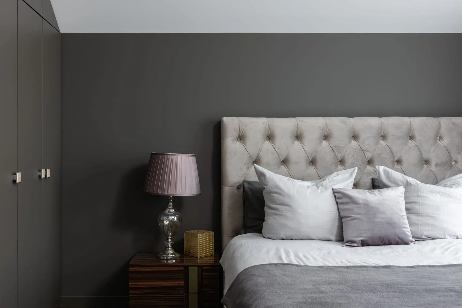 Chambre principale avec tête de lit capitonnée