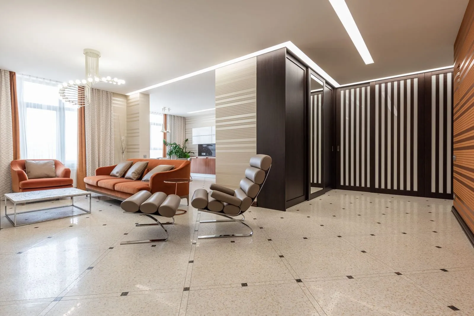 Séjour en enfilade avec parquet et canapé