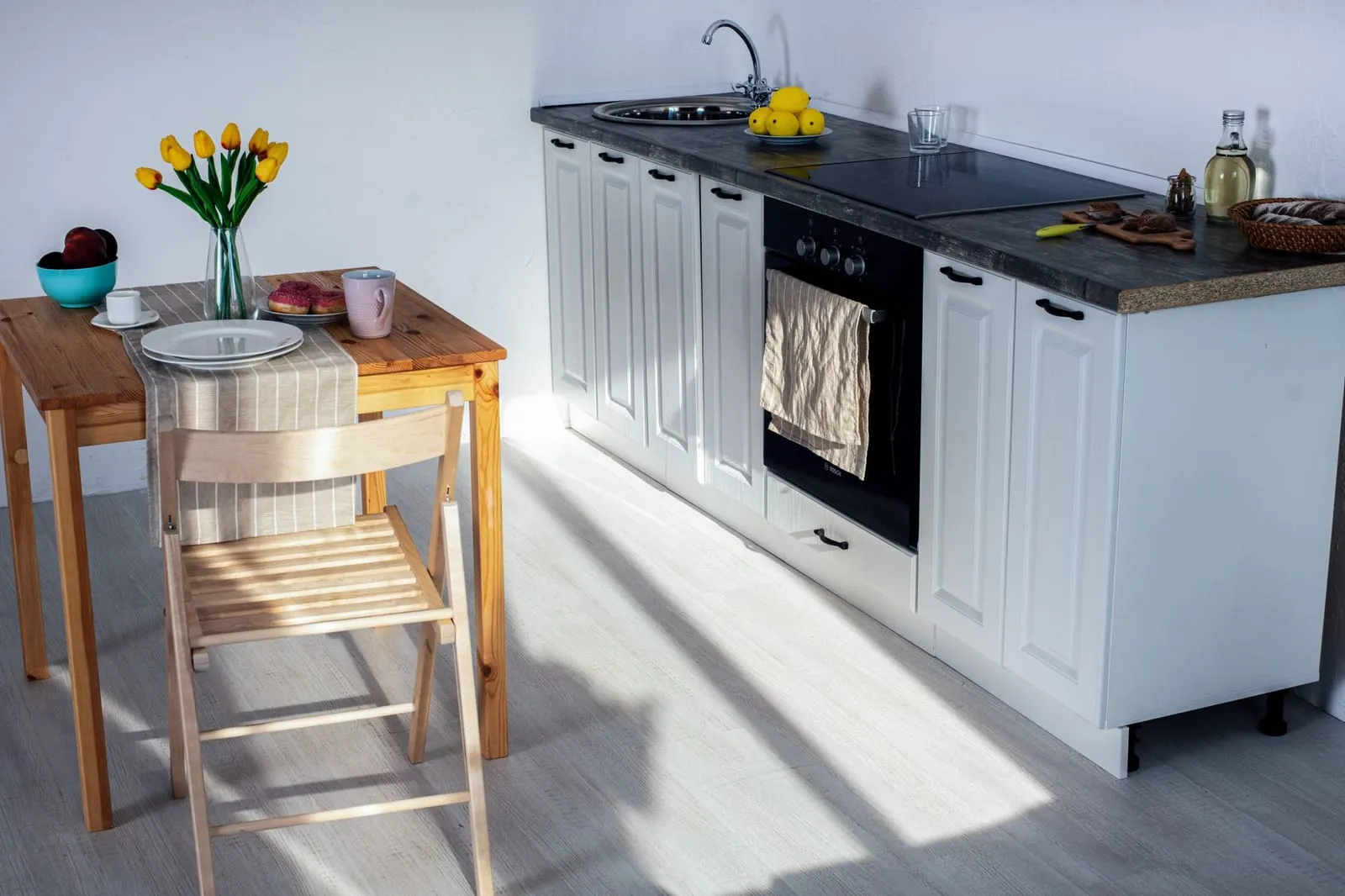 Cuisine ouverte avec plan de travail en bois