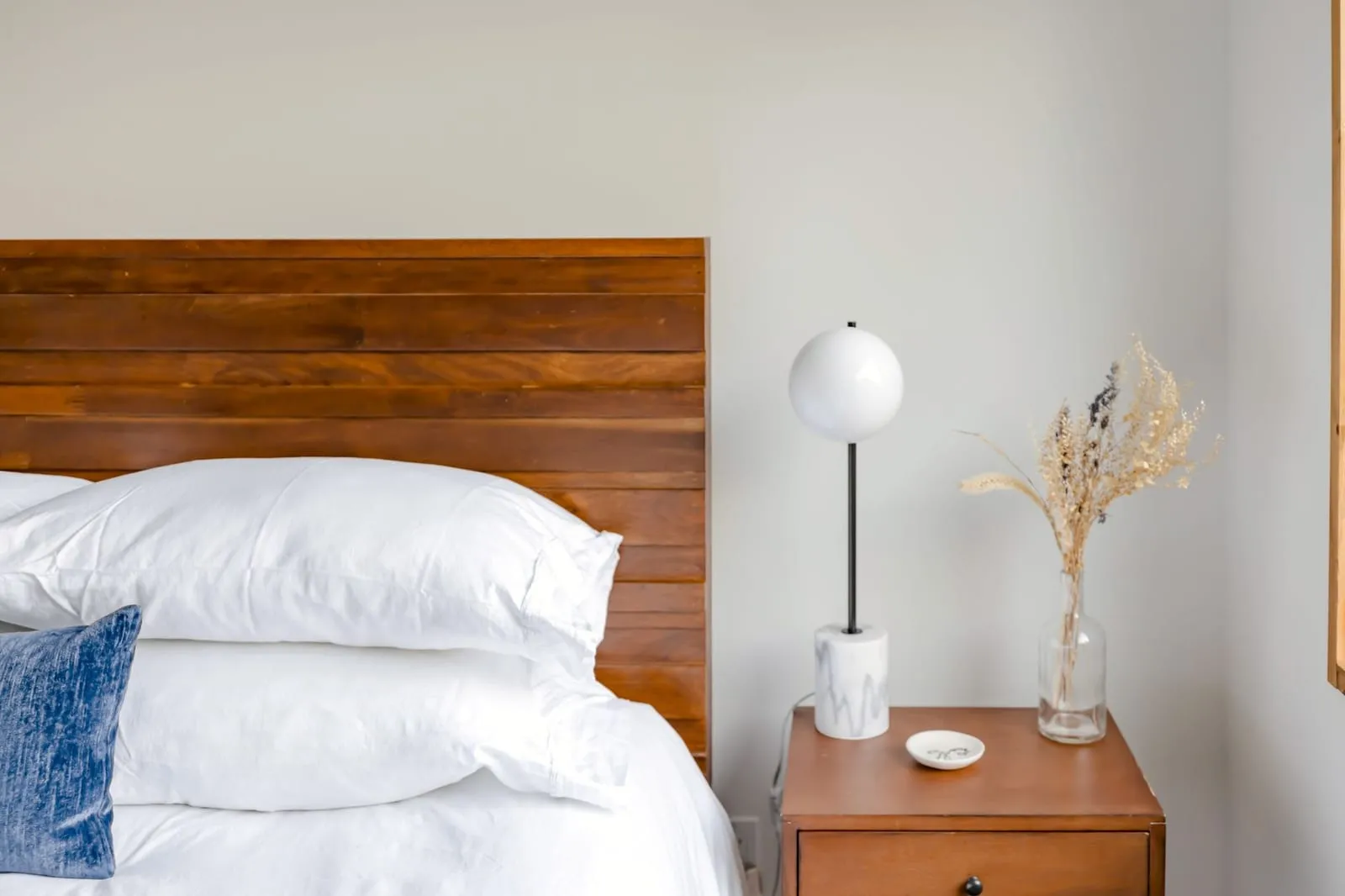 Chambre principale avec tête de lit en bois