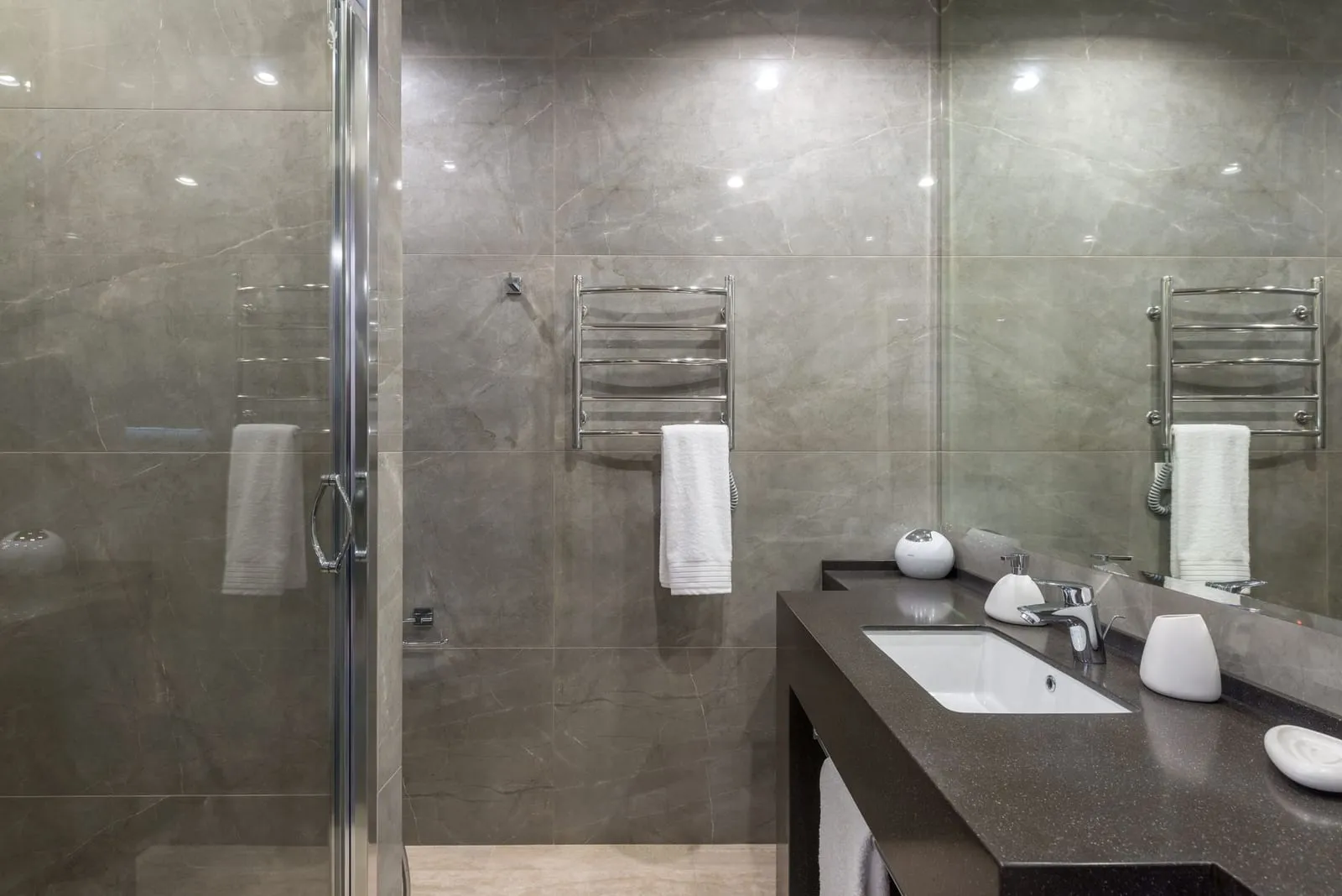 Salle de bains avec douche à l'italienne