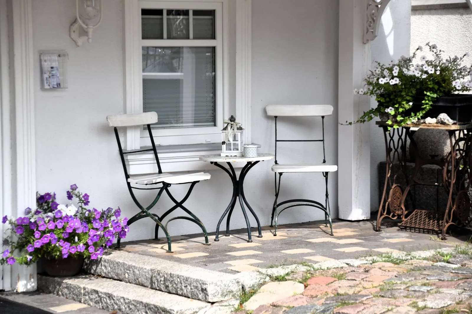 Balcon avec table bistro et fleurs