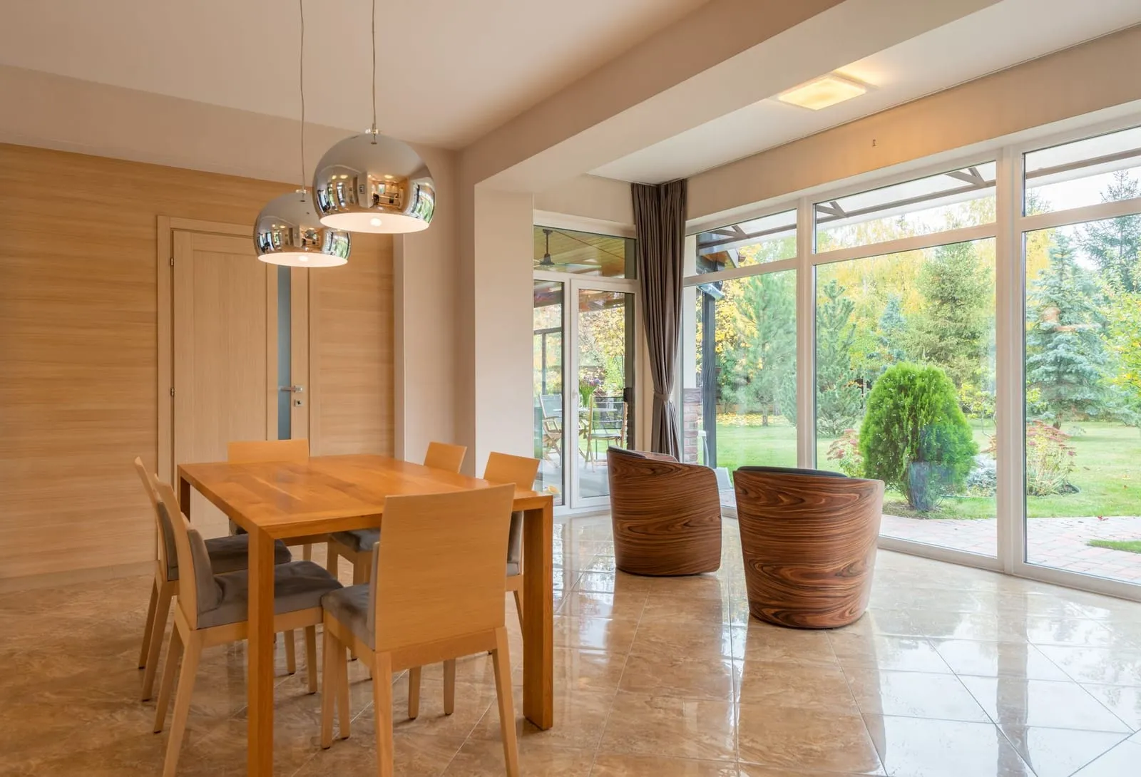Salle à manger ouverte avec grande table