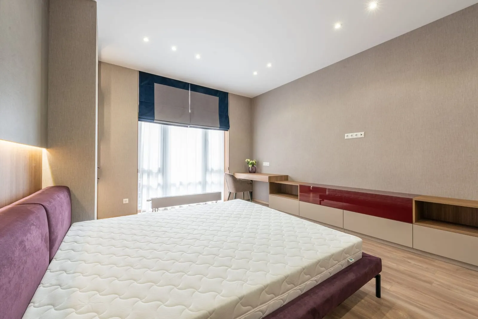 Chambre lumineuse avec parquet