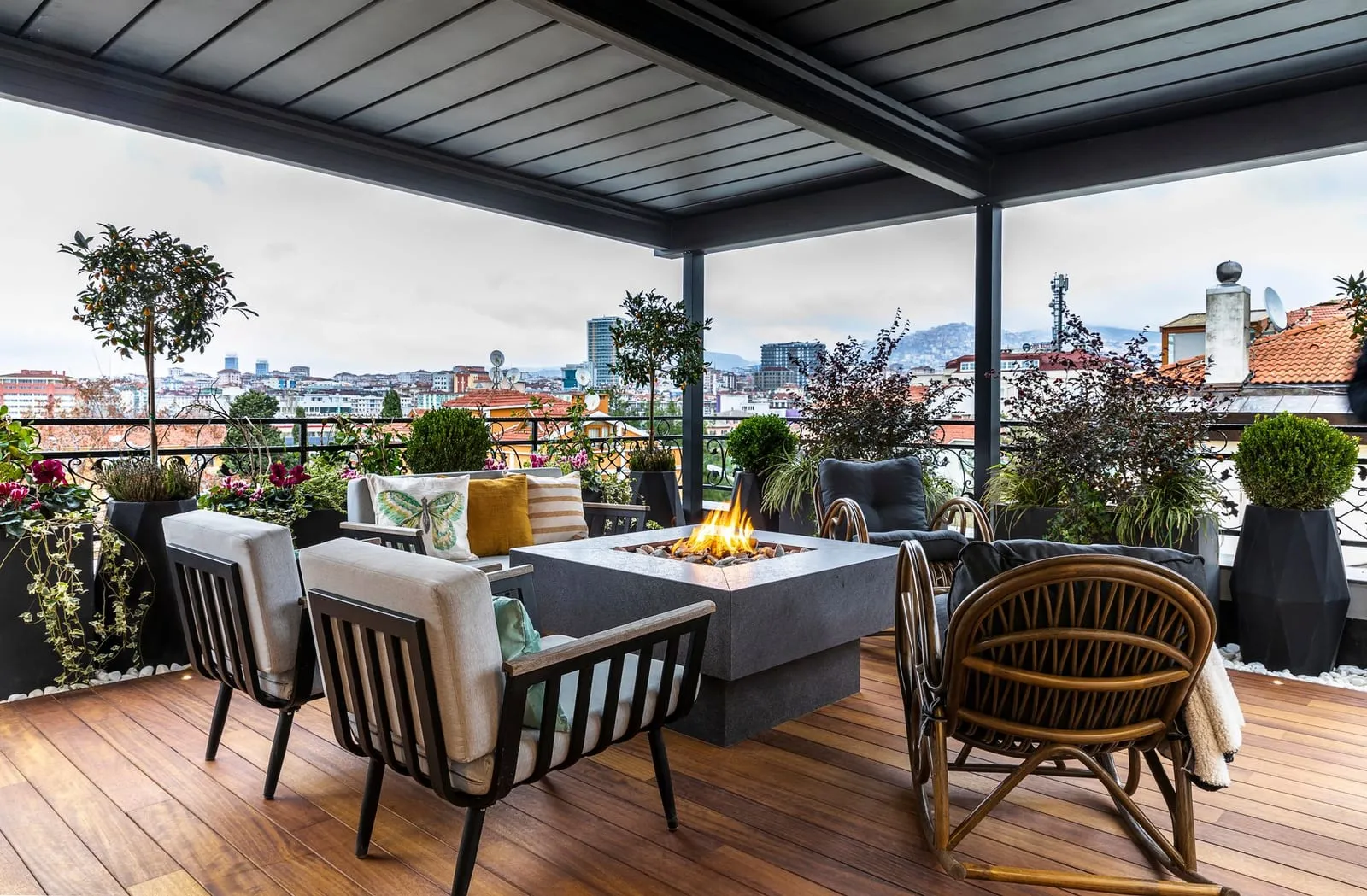 Terrasse aménagée avec vue sur la ville