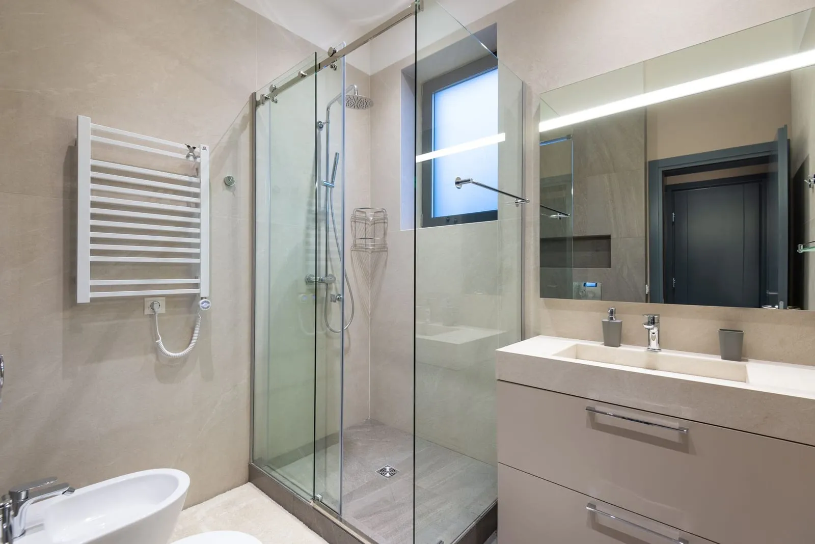 Salle d'eau avec douche et double vasque