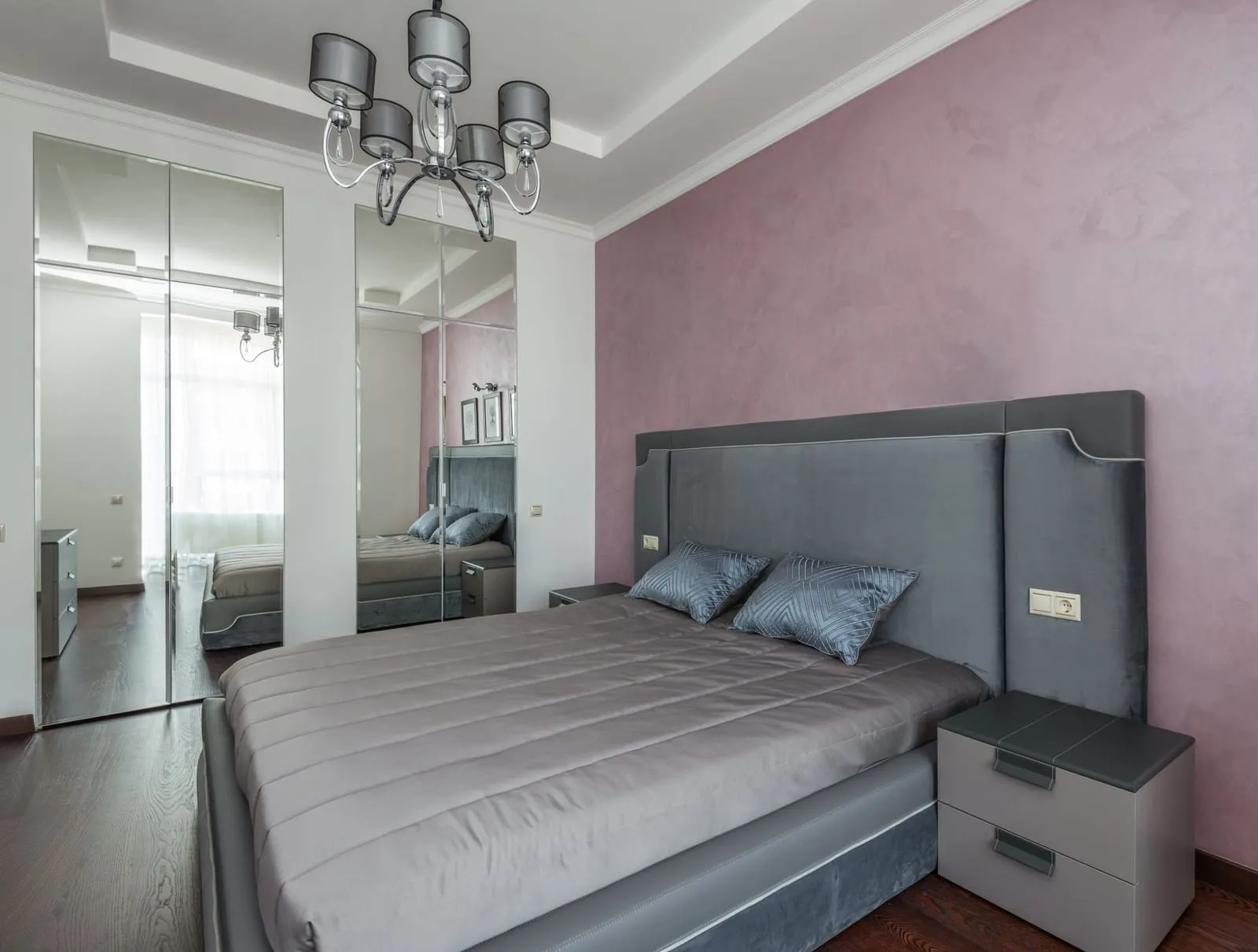 Chambre avec lit double et grande fenêtre
