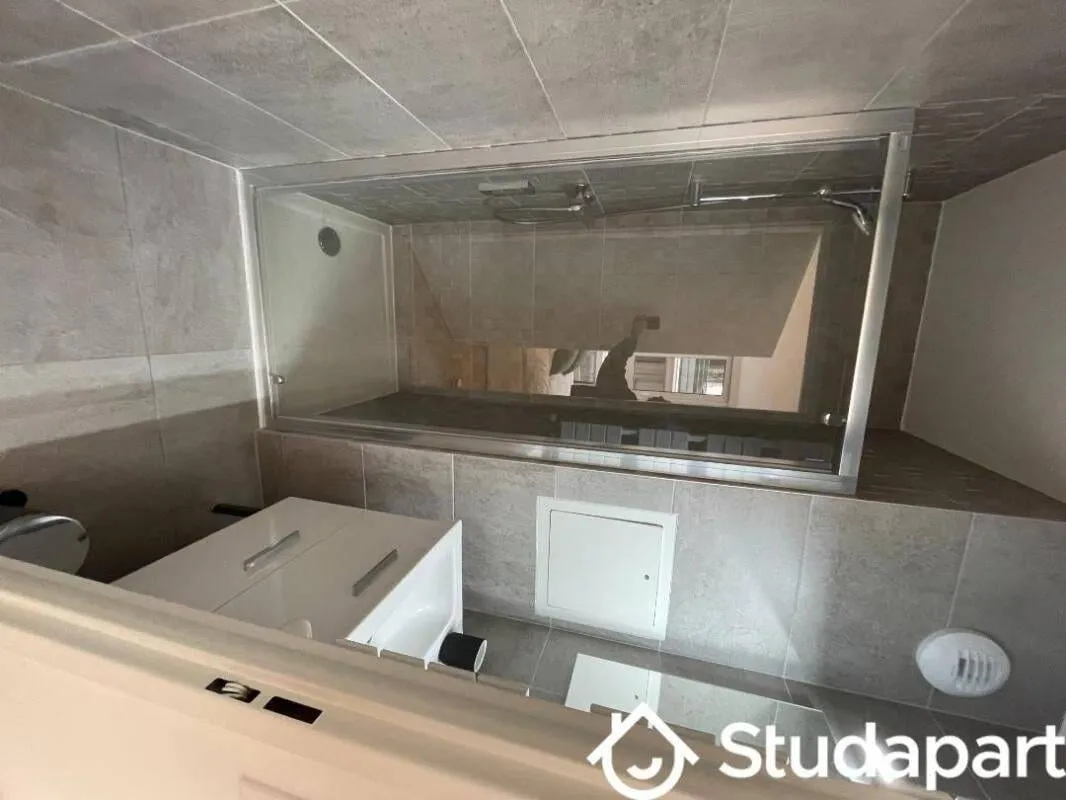 Douche fermée par une paroi vitrée