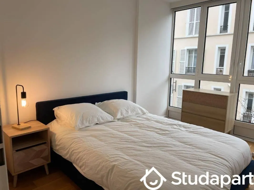 Chambre lumineuse avec lit double et fenêtre