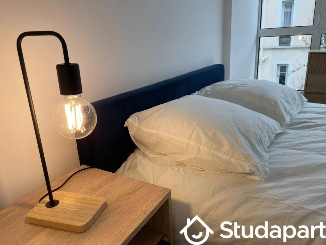 Coin bureau avec lampe d'appoint à côté du lit