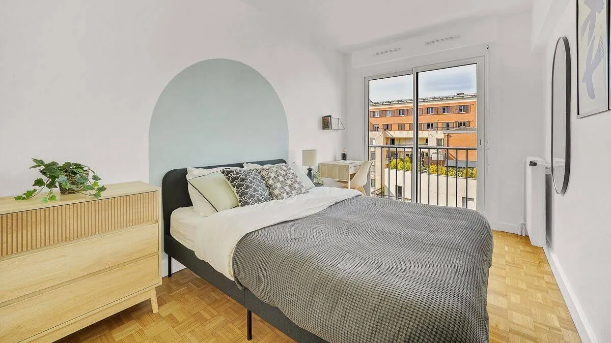 Chambre avec lit double et fenêtre
