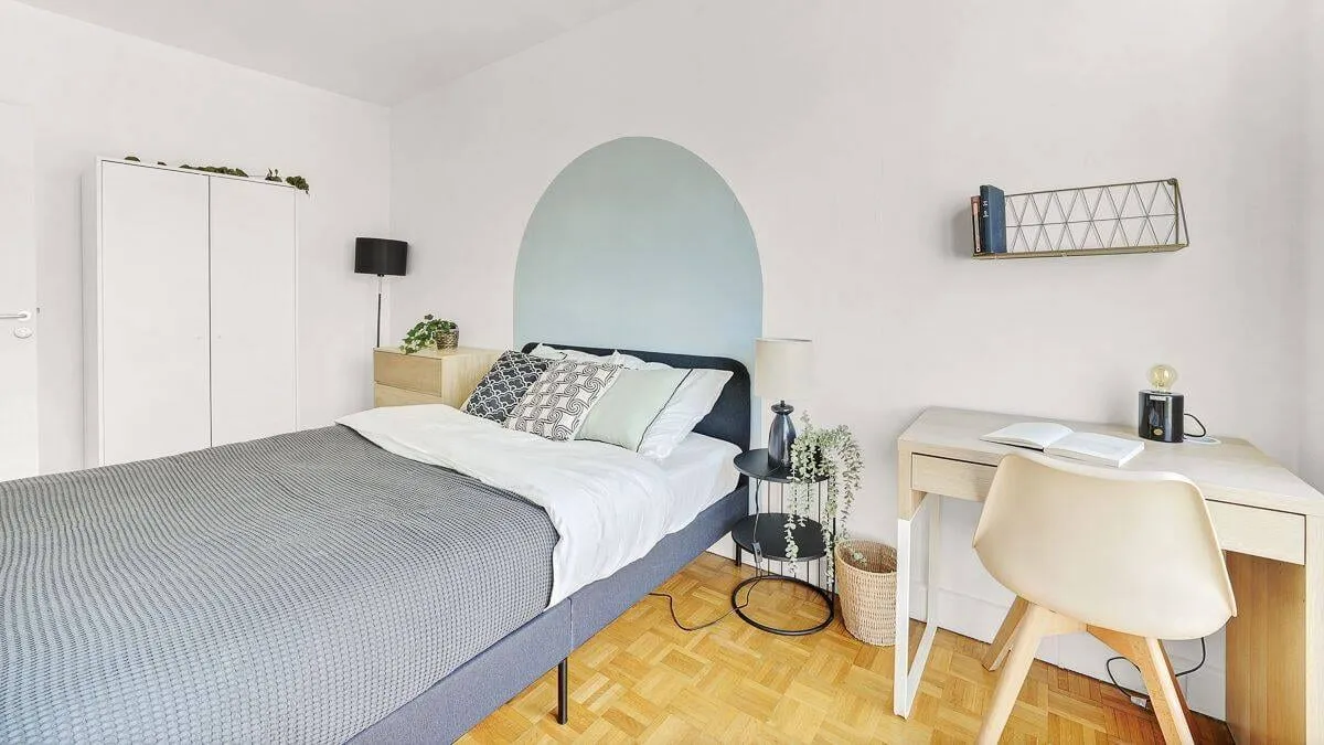 Chambre avec lit simple, bureau et chaise