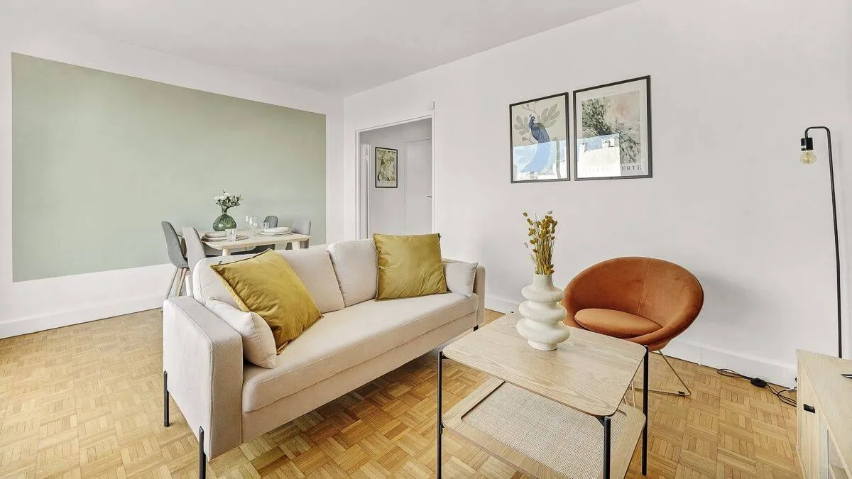 Séjour commun avec canapé et fauteuils
