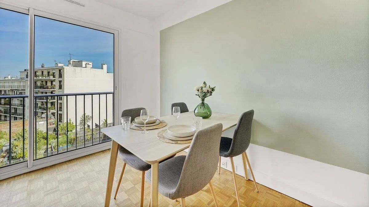 Coin repas avec table ronde et chaises