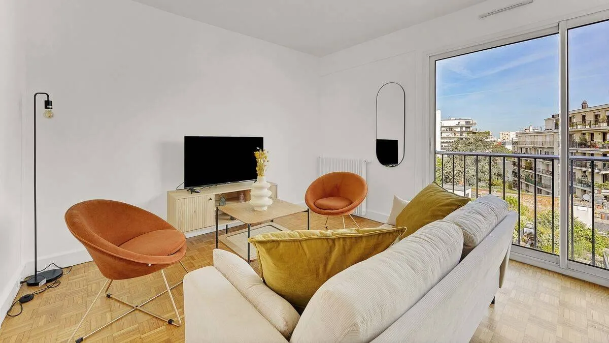 Séjour avec télévision et fauteuils colorés