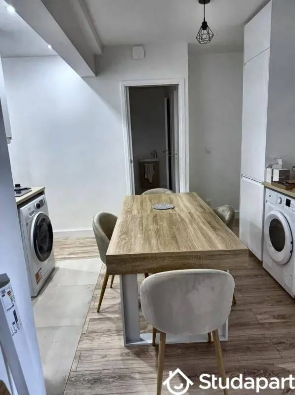 Cuisine commune avec table et lave-linge