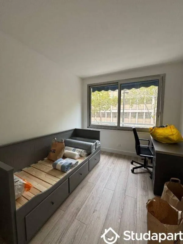 Chambre avec bureau et fenêtre