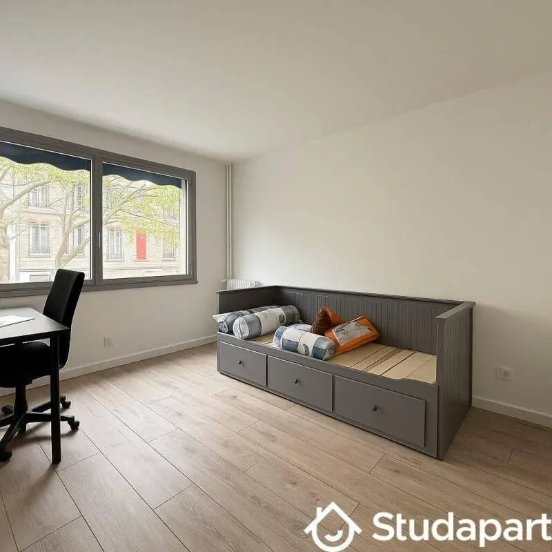 Chambre avec banquette, bureau et rangements