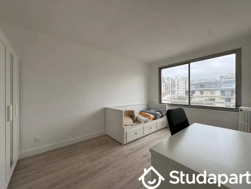 Chambre ouvrant sur une vue dégagée