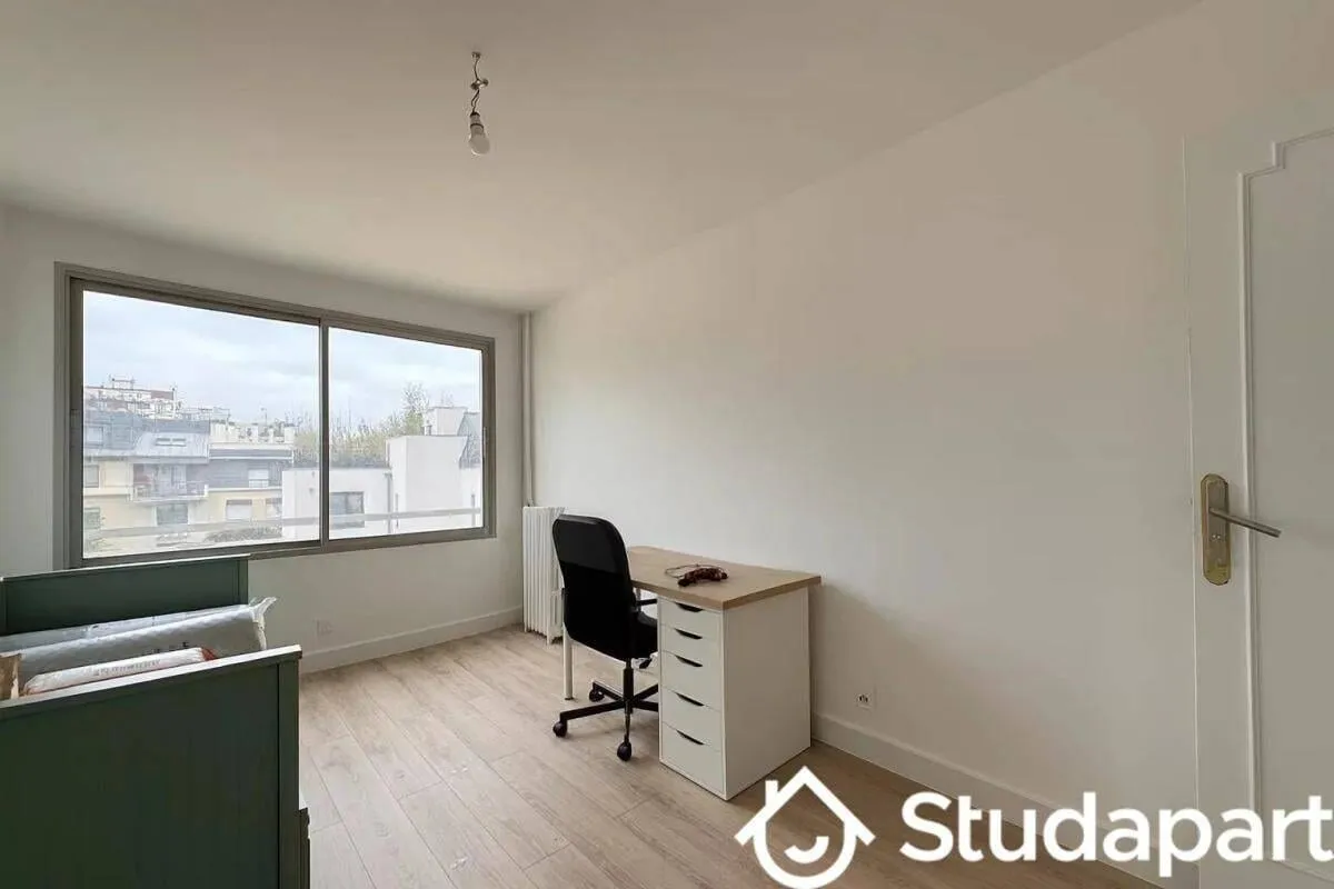 Espace bureau de la chambre privative