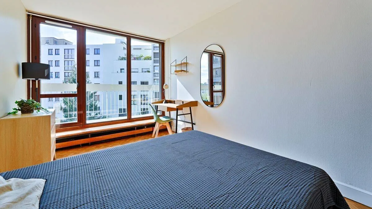 Lit double et fenêtre de la chambre privative
