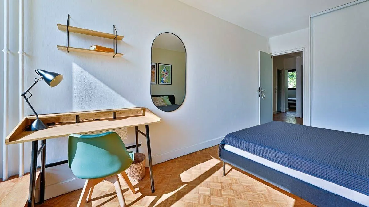 Bureau avec miroir et rangements