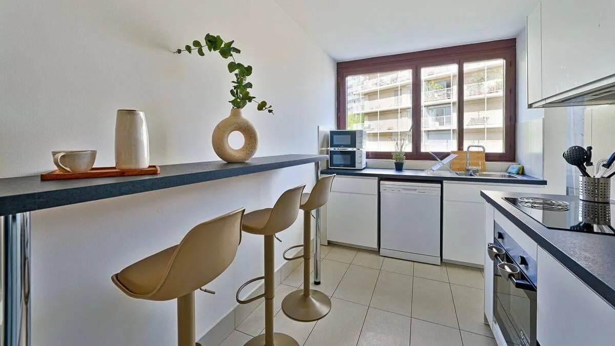 Plan de travail et bar de la cuisine commune