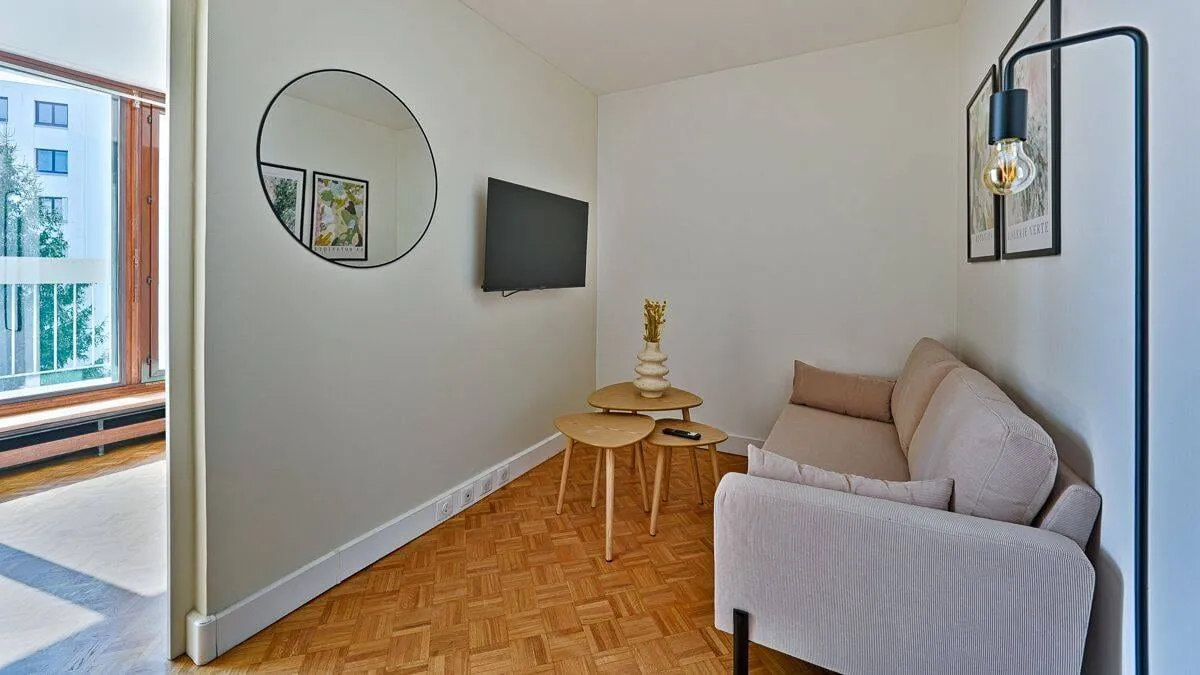 Pièce de vie avec télévision et miroir rond