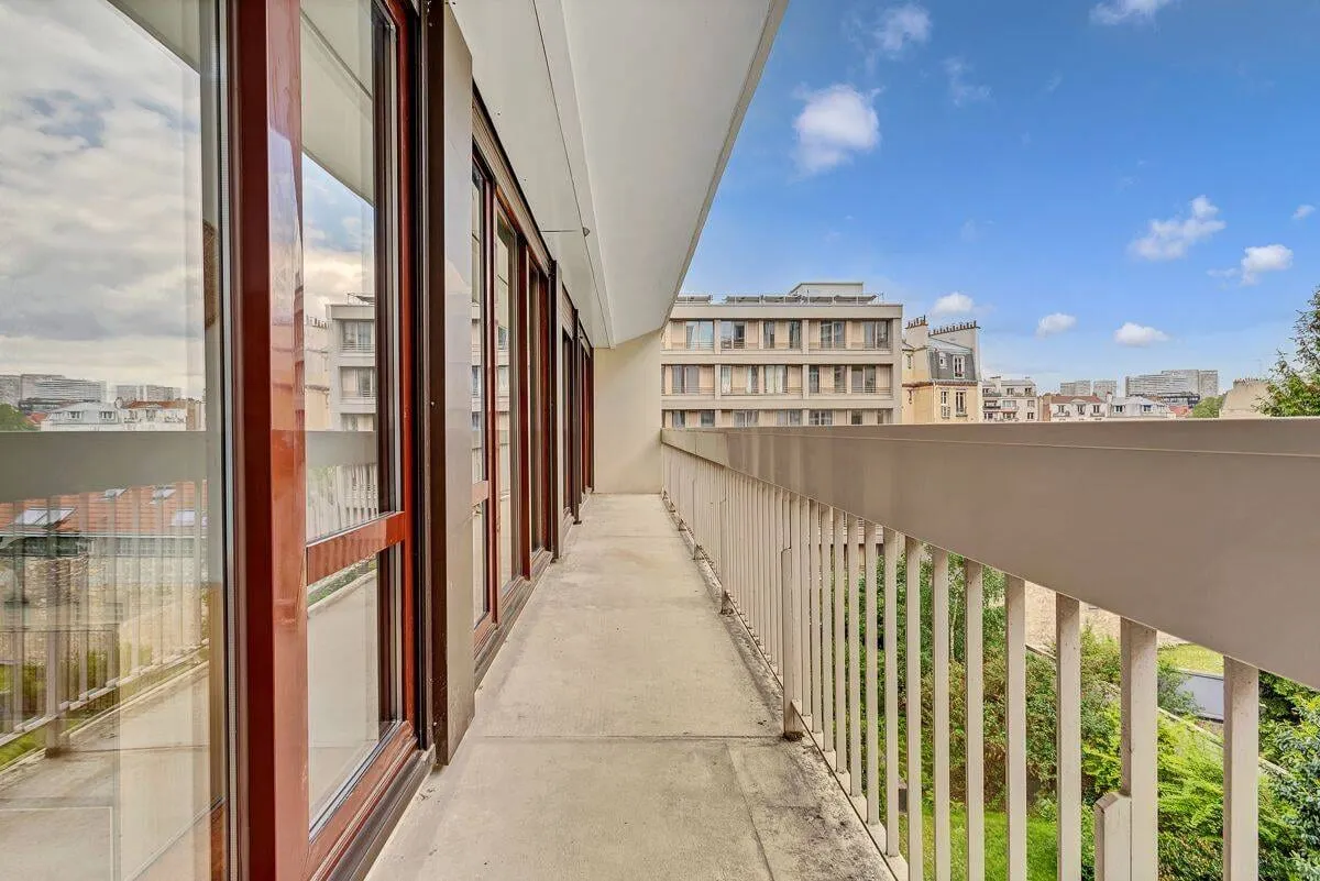 Balcon filant avec vue sur le quartier