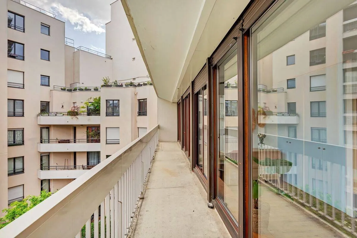 Vue depuis le balcon sur les façades voisines
