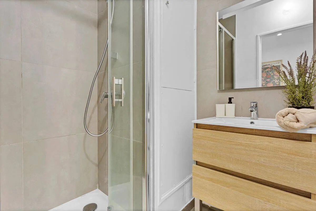 Salle d'eau avec double vasque en bois