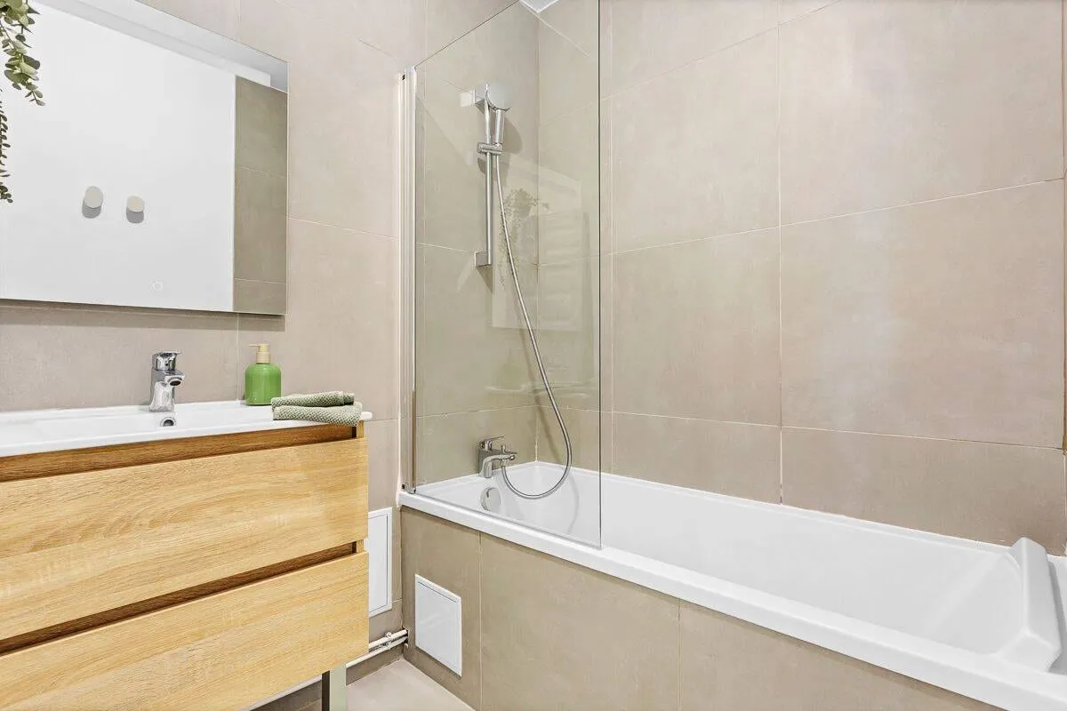 Salle de bains avec baignoire