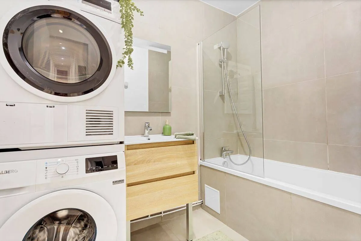 Coin buanderie avec lave-linge et sèche-linge