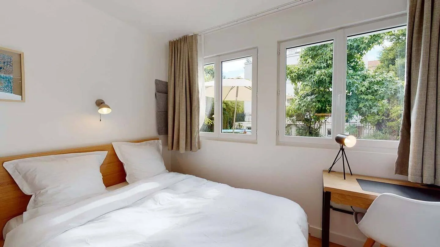 Chambre mansardée avec lit double et fenêtre de toit