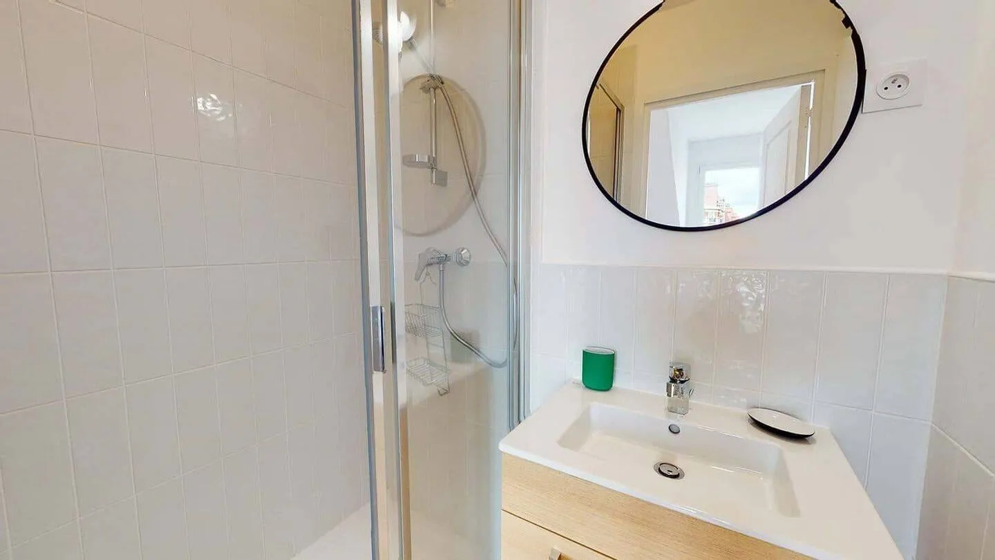 Salle d'eau avec vasque et miroir