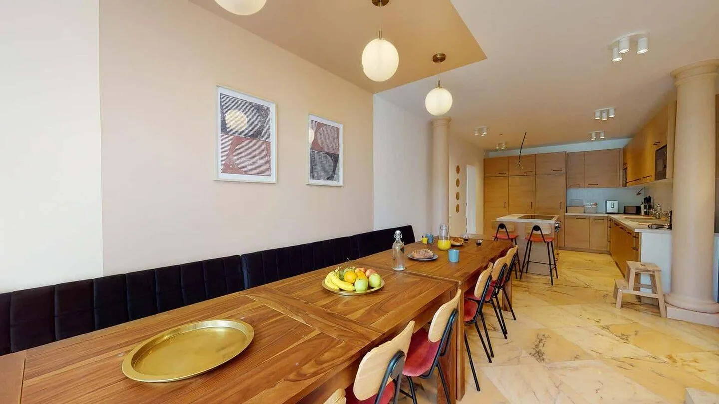 Grande table à manger de l'espace commun
