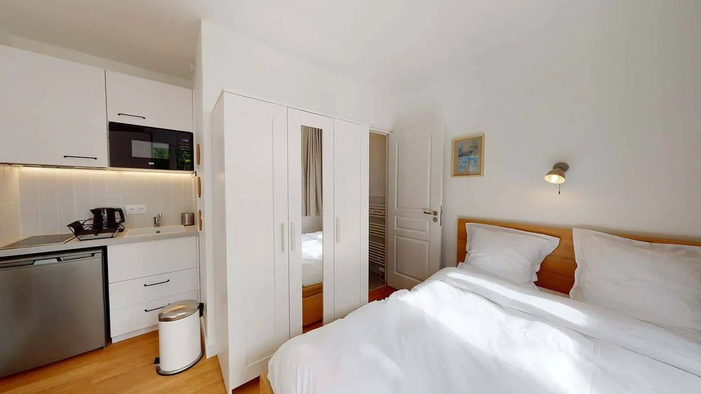 Chambre avec kitchenette et rangements