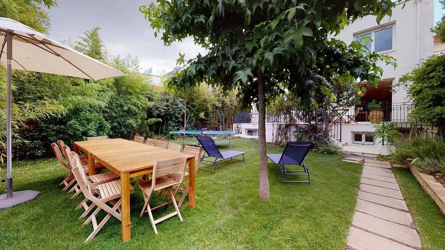Jardin avec table et chaises de repas