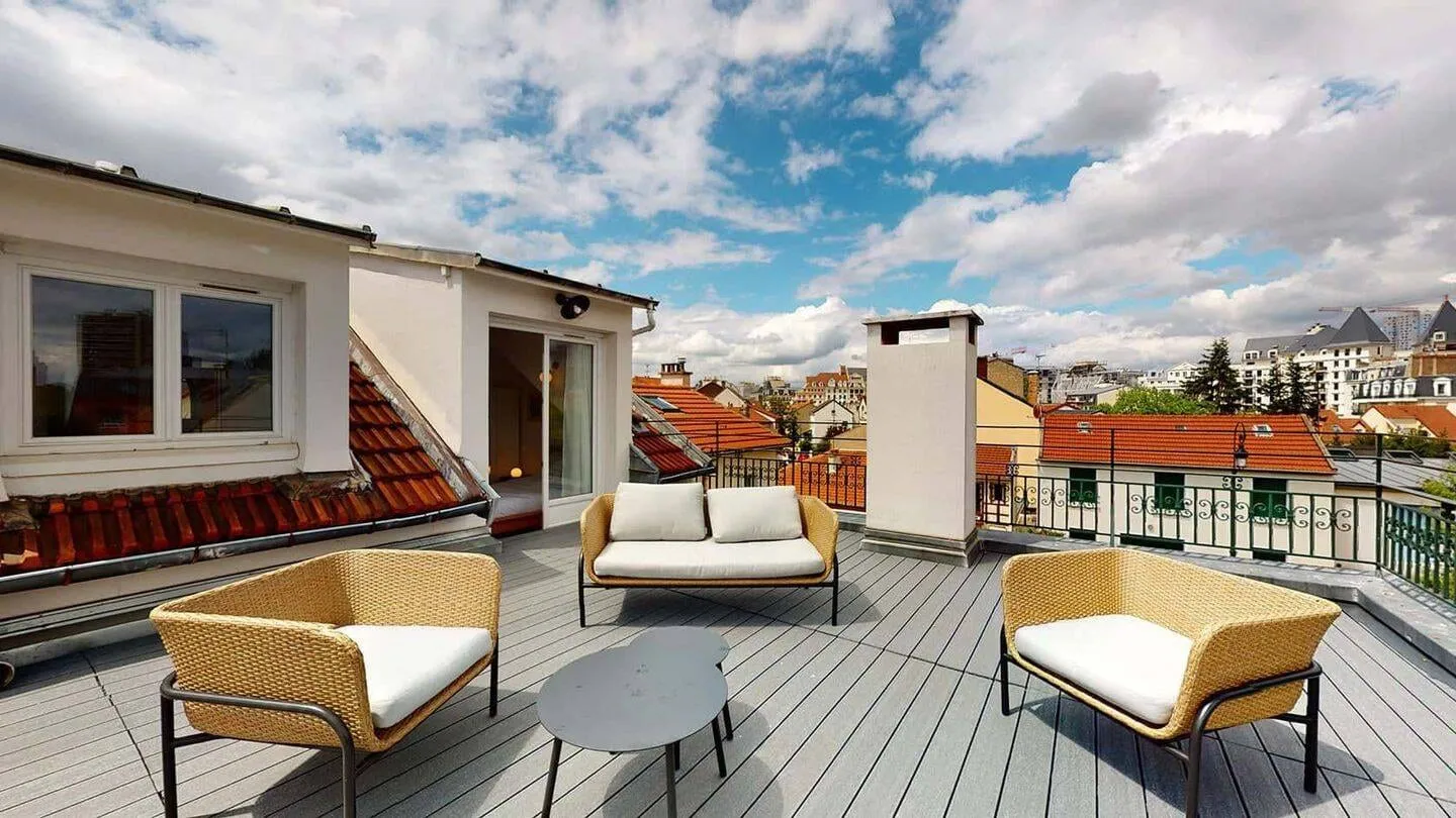 Terrasse aménagée avec banquettes