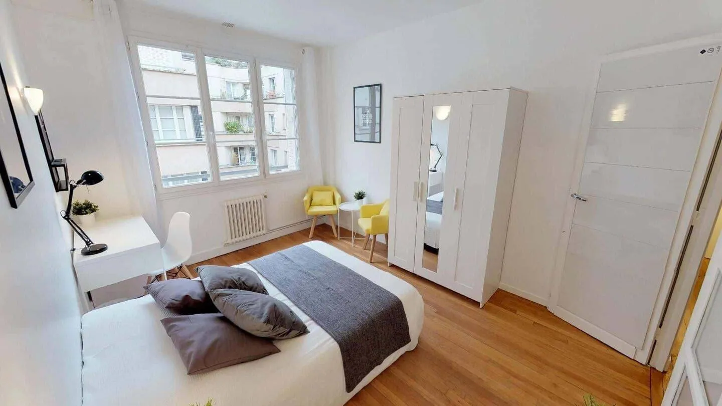 Chambre avec fenêtre donnant sur la rue