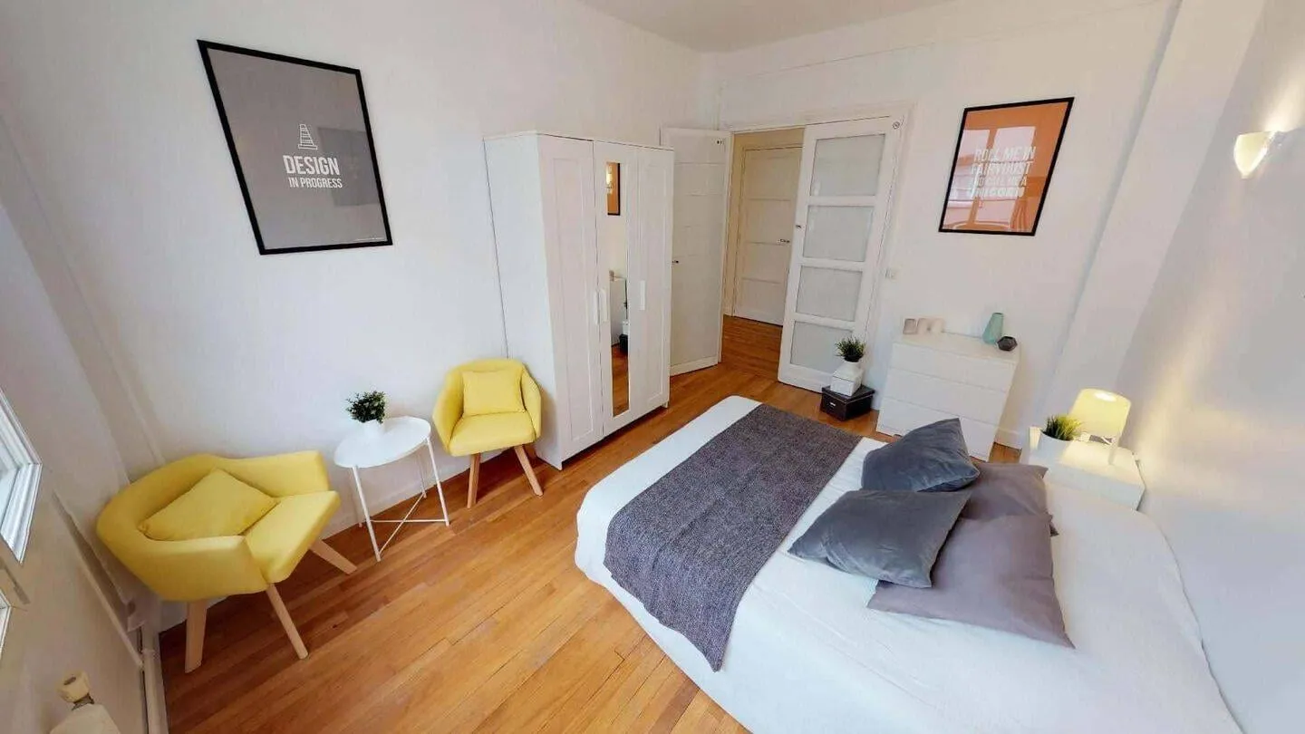 Lit double et fauteuil de la chambre