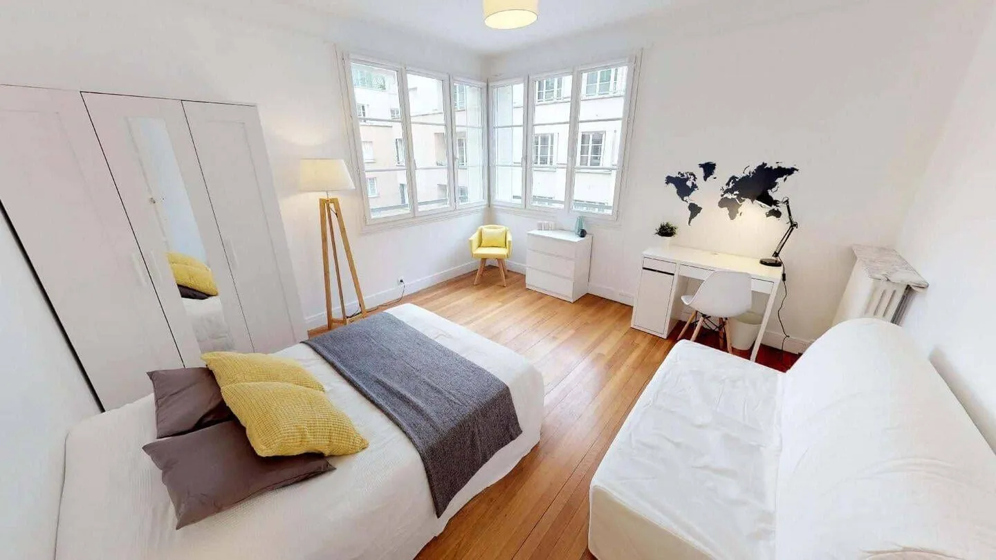 Chambre avec miroir et rangements